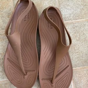 Crocs women’s 9 flip flops with back strap